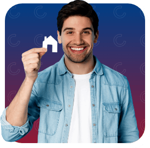 Homem jovem sorridente segurando uma casa de papel