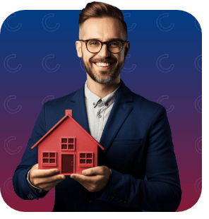 Homem com uma maquete de uma casa nas mãos