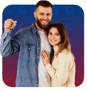 Casal abraçado com uma chava na mão