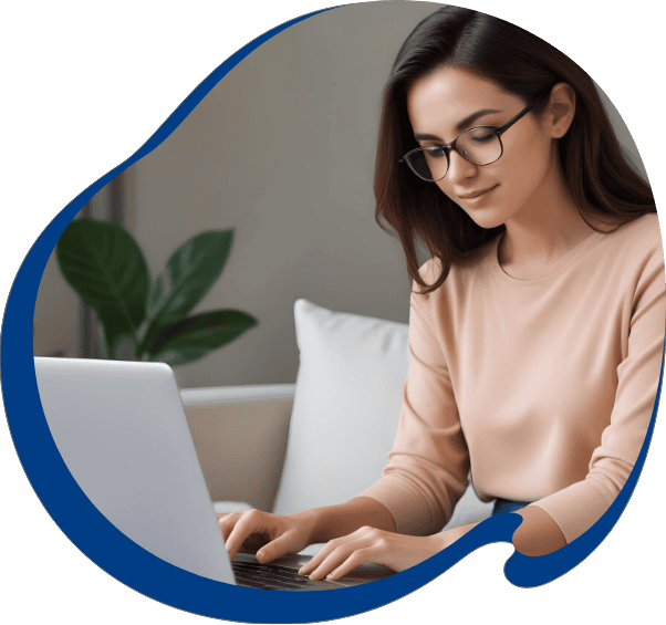 Uma cliente Clarim anunciando seu imóvel no nosso site usando seu laptop