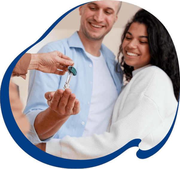 Uma cliente Clarim anunciando seu imóvel no nosso site usando seu laptop