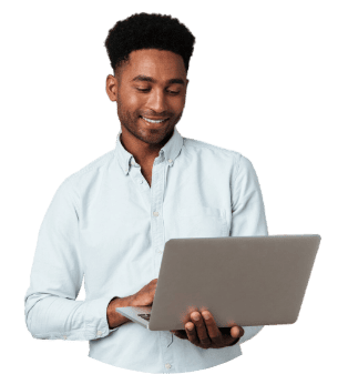 Homem sorridente utilizando um laptop que esta em suas mãos