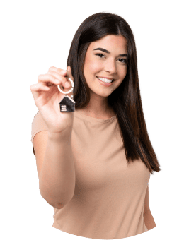 Mulher sorridente com uma chave na mão