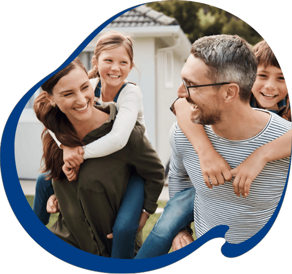 Uma cliente Clarim anunciando seu imóvel no nosso site usando seu laptop