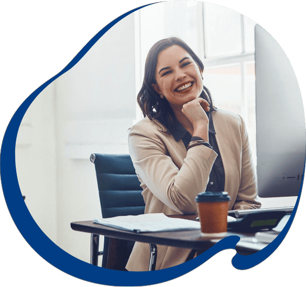 Uma cliente Clarim anunciando seu imóvel no nosso site usando seu laptop